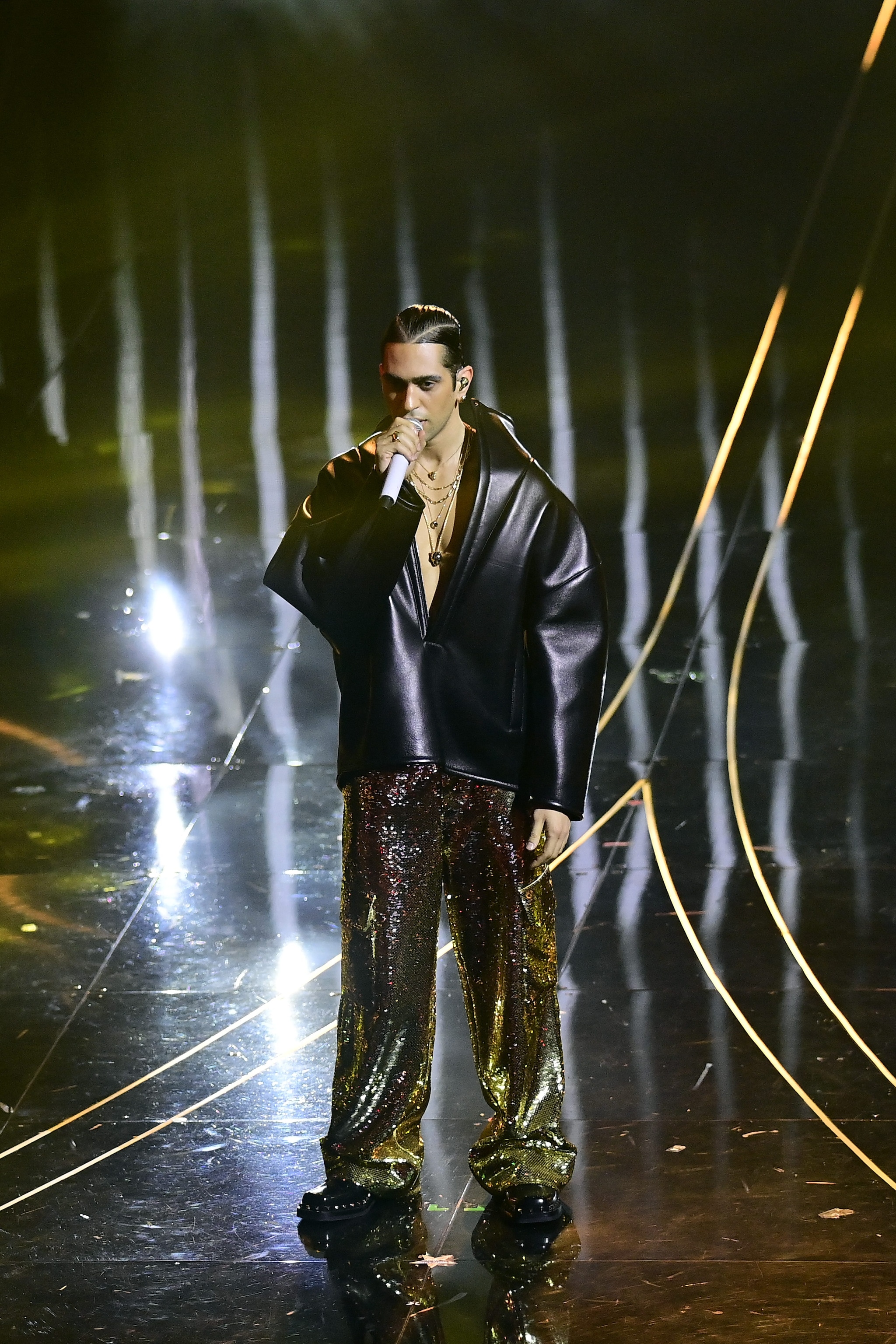 Mahmood in Valentino, gioielli Cartier (serata finale)