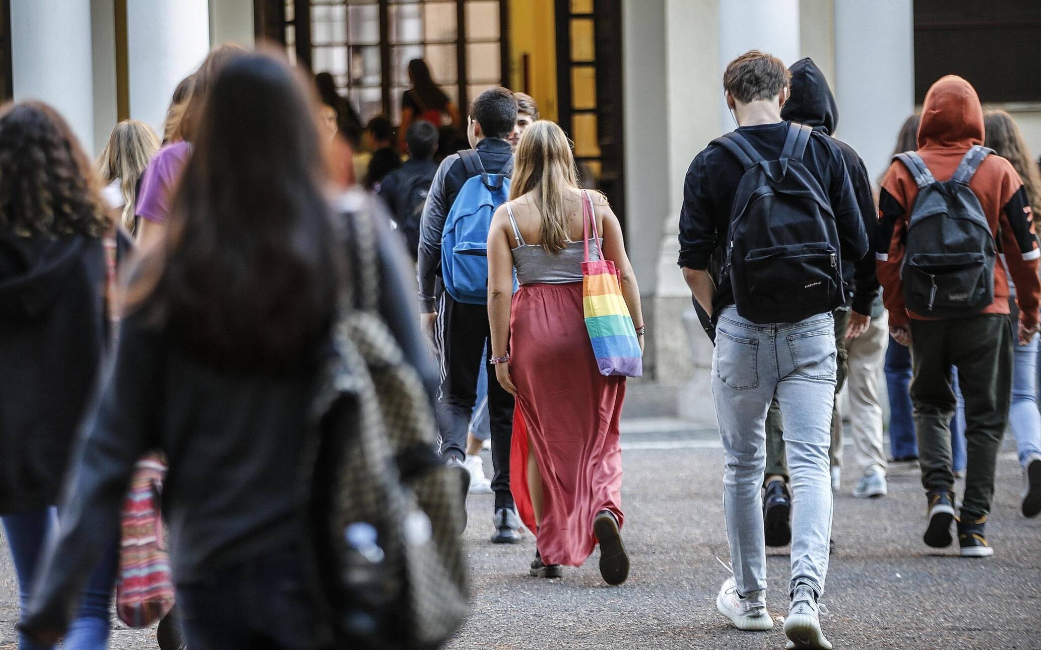 Alcuni studenti fanno il loro ingresso al Liceo classico statale Mamiani per il primo giorno di scuola, Roma 12 settembre 2019. ANSA/FABIO FRUSTACI