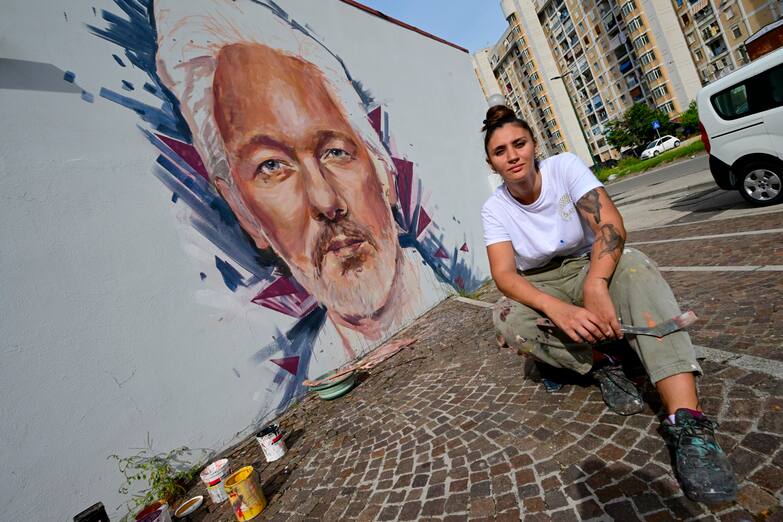 Il murale dedicato a Julian Assange realizzato a Scampia dalla writer napoletana Trisha su proposta dal Coordiamento periferie unite per celebrare la delibera comunale che lo scorso 28 settembre ha deciso di concedere la cittadinanza onoraria al giornalista australiano, Napoli, 18 ottobre 2023. The mural dedicated to Julian Assange created by Italian artist Trisha, in district of Scampia in Naples, Italy, 18 October 2023. ANSA/CIRO FUSCO