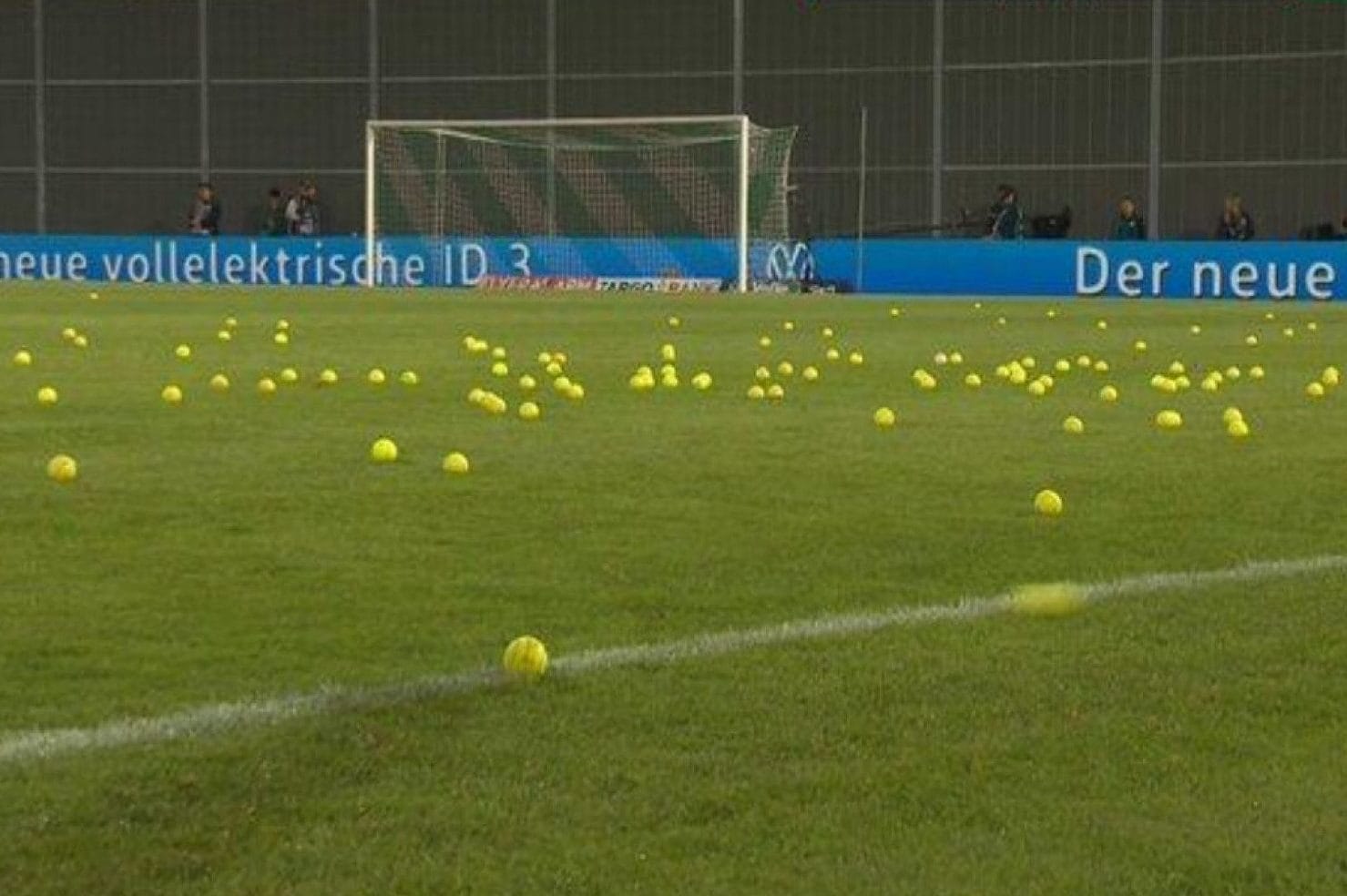 Palline da tennis lanciate in campo per fermare le gare di Bundesliga