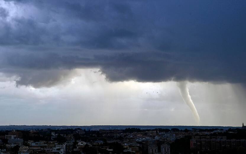 Una tromba d'aria sul litorale tra Ostia e Fiumicino vista dalla città, Roma, 9 dicembre 2021. ANSA/RICCARDO ANTIMIANI