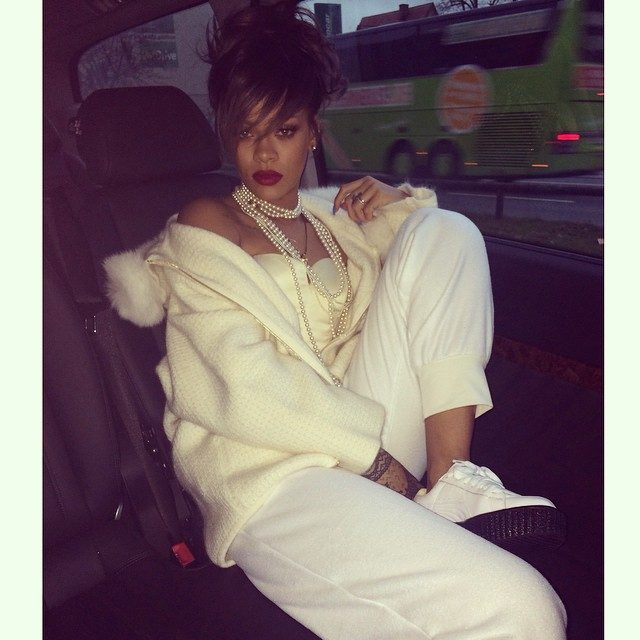 La foto di Rihanna con le sneakers "incriminate"