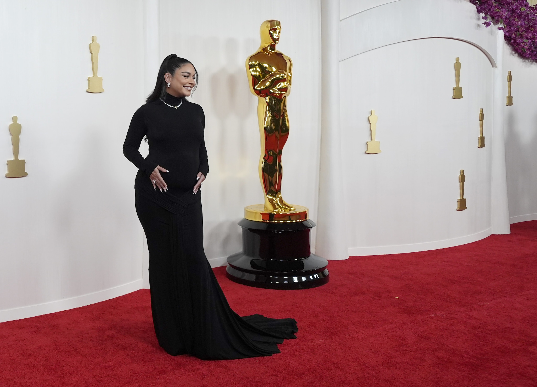 Vanessa Hudgens con il pancione sul red carpet degli Oscar 2024