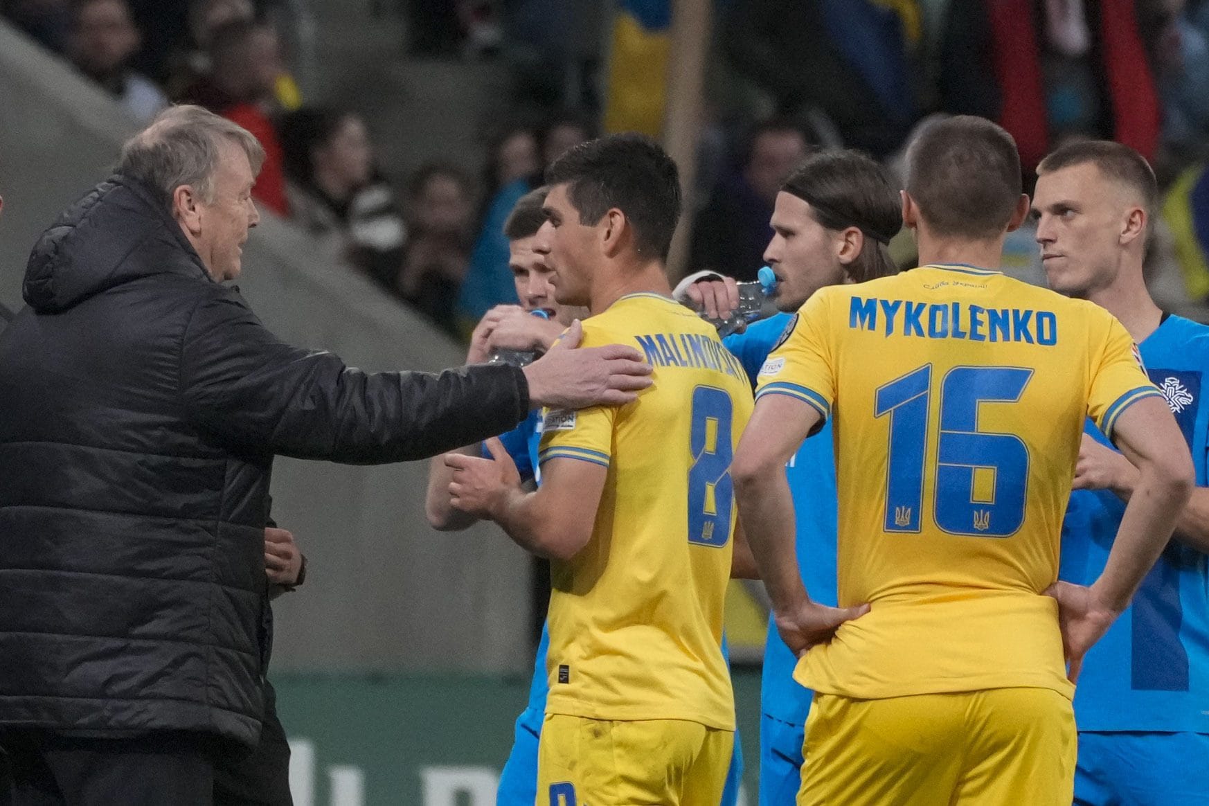 Un frangente tra Malinovskyi e Gudmundsson del Genoa contro l'uno contro l'altro questa sera.