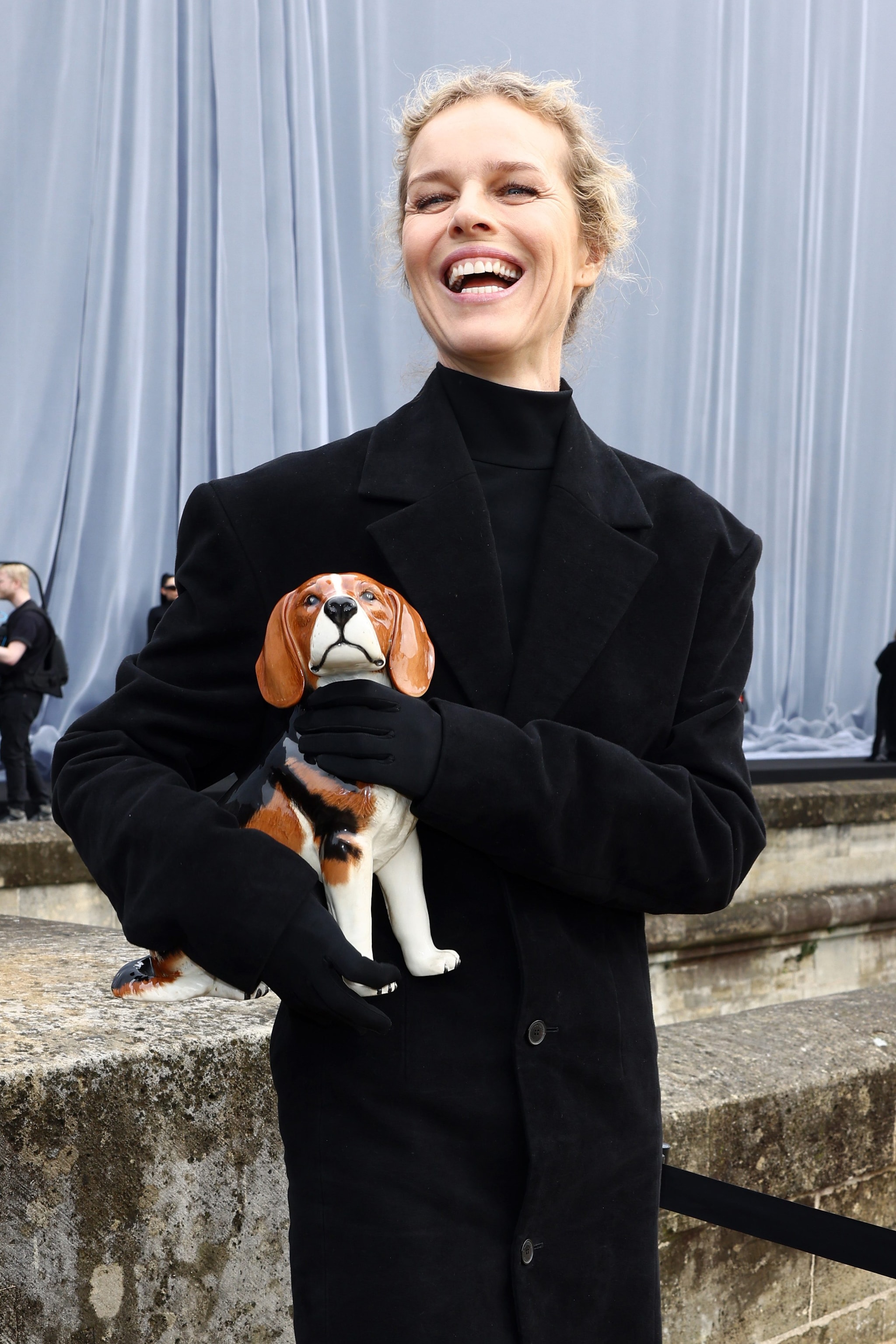 Eva Herzigova col cane di ceramica