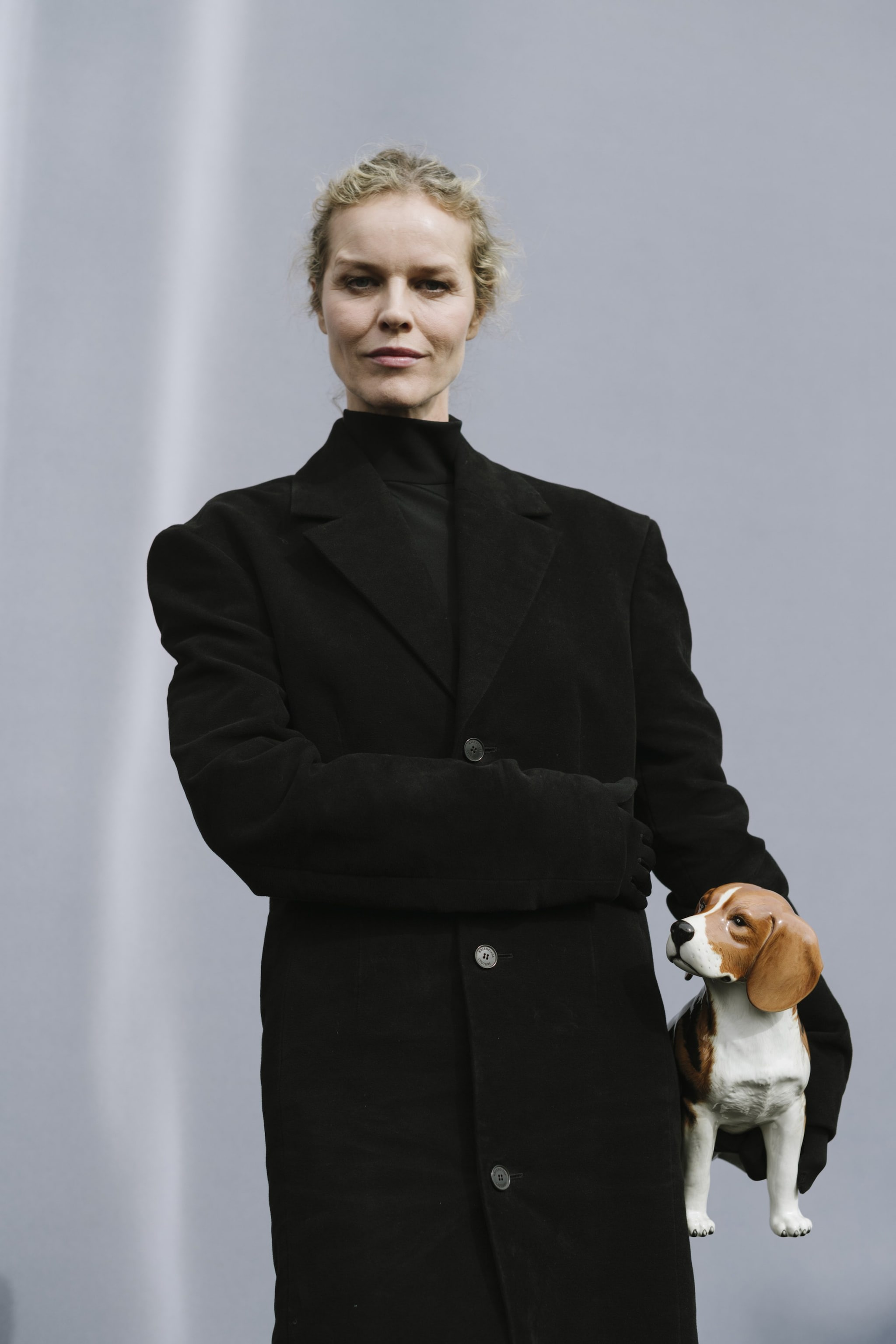 Eva Herzigova col cane al posto della pochette