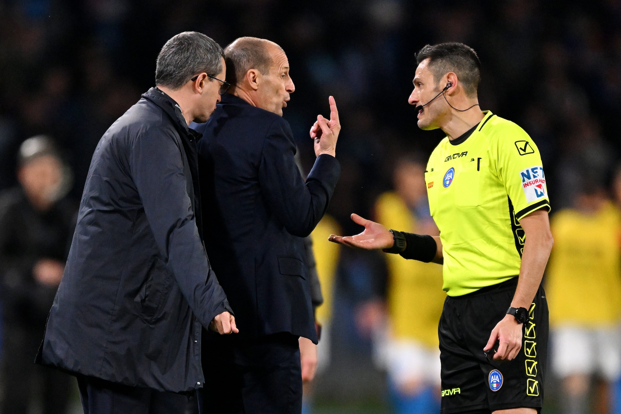 Allegri protesta con Mariani dopo il giallo a Vlahovic.