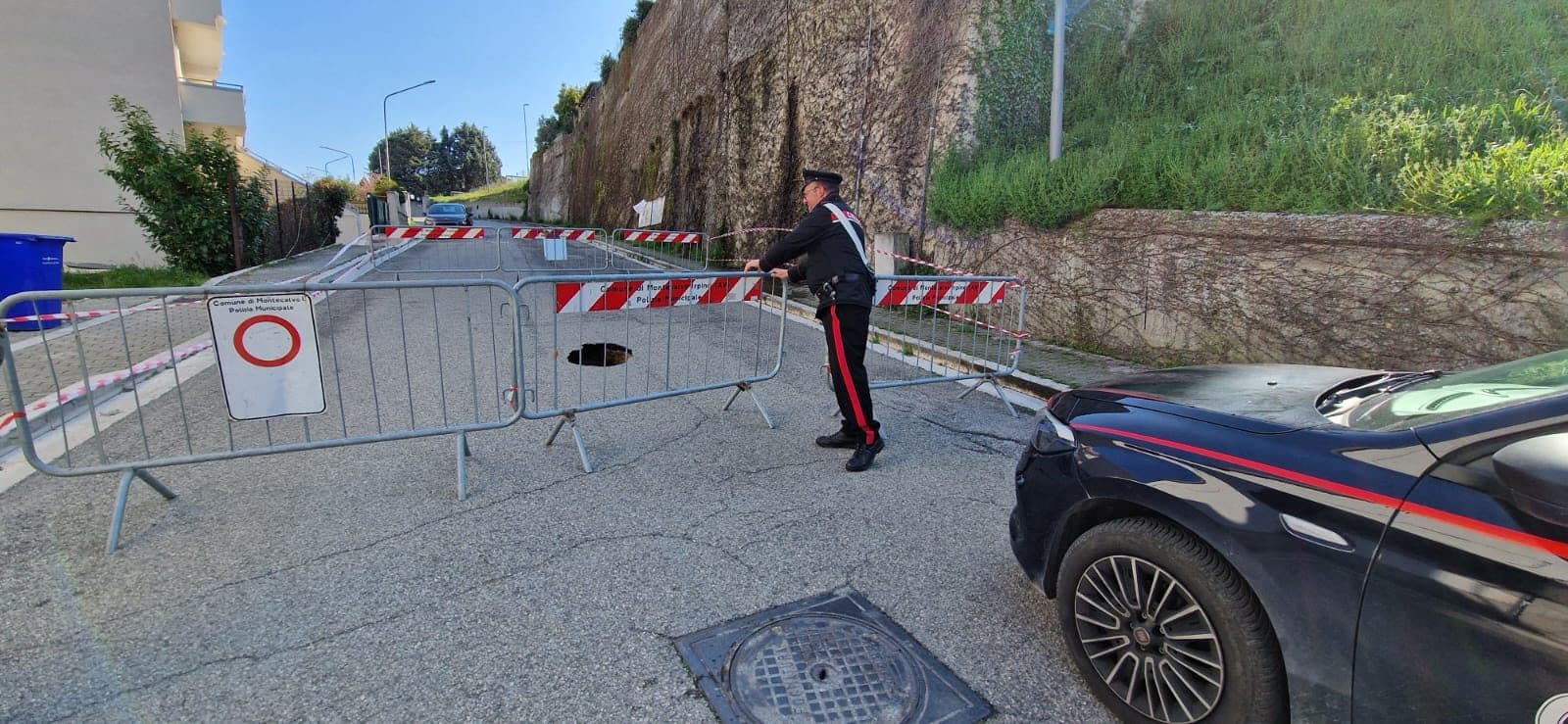 Carabinieri chiudono via Dante al traffico dopo il cedimento stradale a Montecalvo Irpino