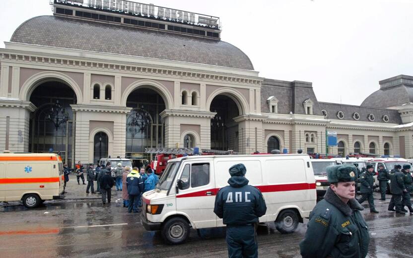 20050707 - ROMA - CRO - LONDRA: GLI ATTENTATI IN METRO E STAZIONI NEL MONDO. Una immagine di archivio, datata 06 Febbraio 2004, mostra ambulanze e polizia al lavoro dopo l'attentato davanti l'entrata della stazione metropolitana Paveletskaia di Mosca. Gli attentati che hanno sconvolto stamani Londra colpendo la metropolitana e piu' in generale il sistema dei mezzi di trasporto pubblici della capitale britannica hanno una serie di sanguinosi precedenti in Europa e nel mondo. La metropolitana della capitale russa e' finita diverse volte nel mirino del terrorismo degli indipendentisti ceceni. Il 6 febbraio 2004, una bomba trasportata da uno o piu' kamikaze esplose su un convoglio tra le stazioni Paveletskaia e Avtozavodskaia, non lontane dal centro. L'esplosione causo' 41 morti e 134 feriti. L'attacco piu' recente fu sferrato il 31 2004: avvenuta all'ingresso della stazione Novoslabodskaia, la deflagrazione causo' dieci morti e 50 feriti. SERGEI CHIRIKOV/ARCHIVIO - ANSA - KRZ