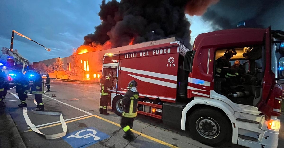 L'incendio a Truccazzano (foto da Facebook - Comune di Truccazzano)