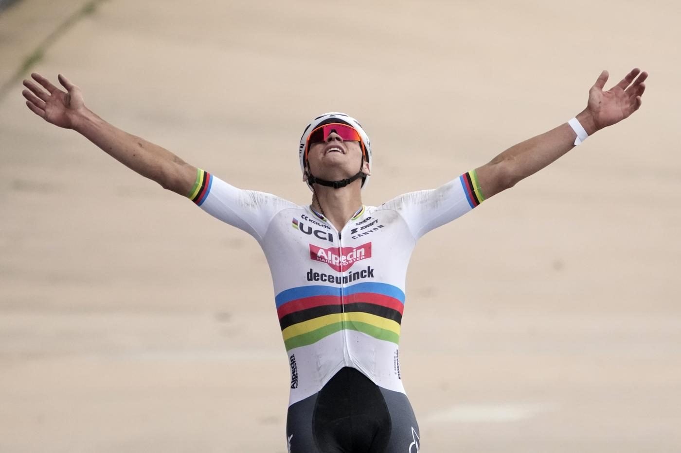 Il trionfo in solitaria di van der Poel alla Parigi-Roubaix 2024