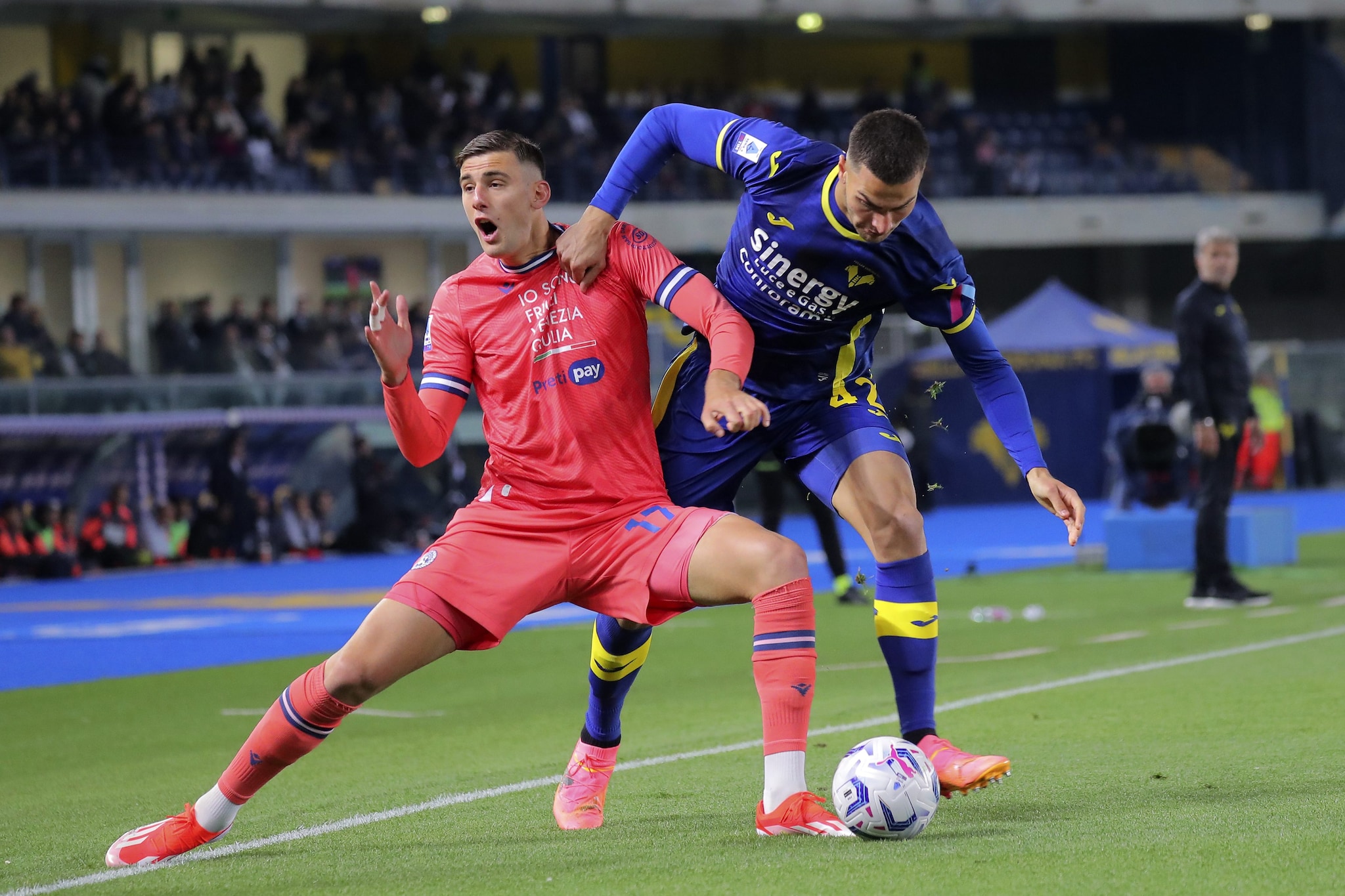 Duello in campo nel corso del primo tempo.