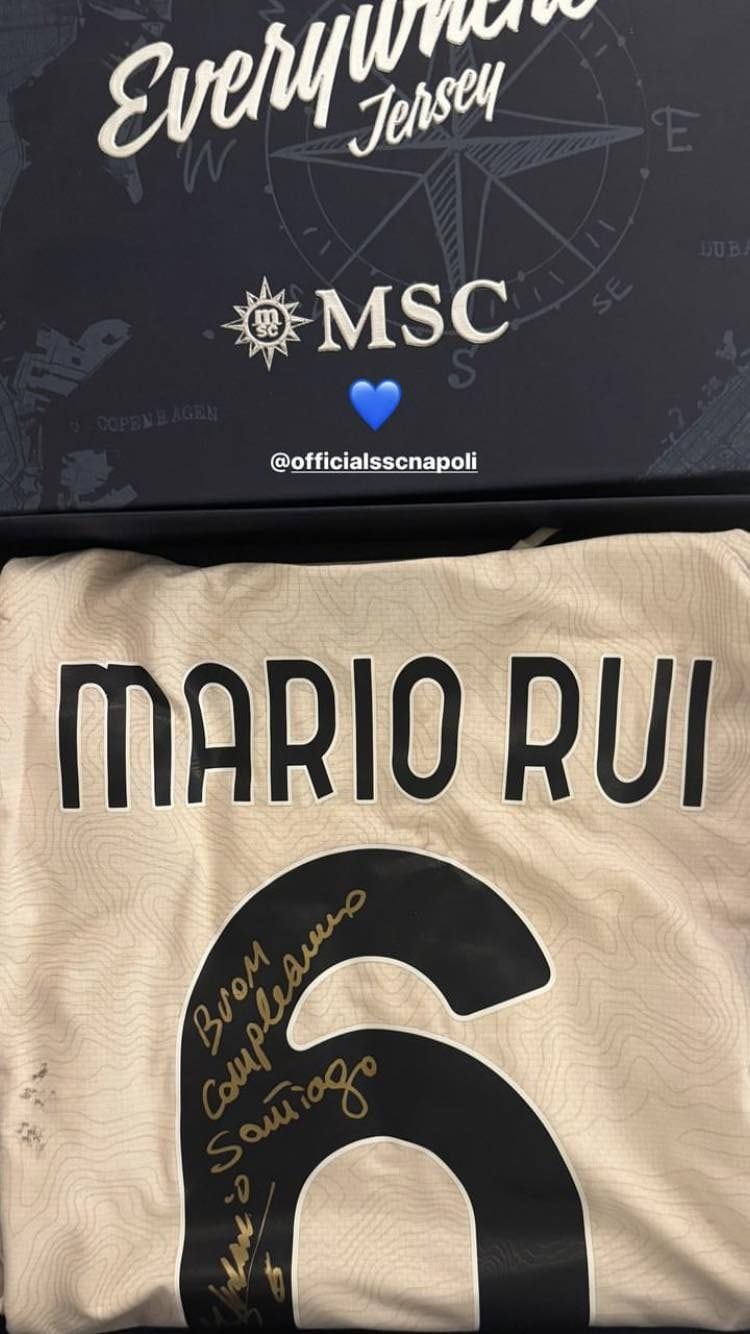 La maglia firmata da Mario Rui