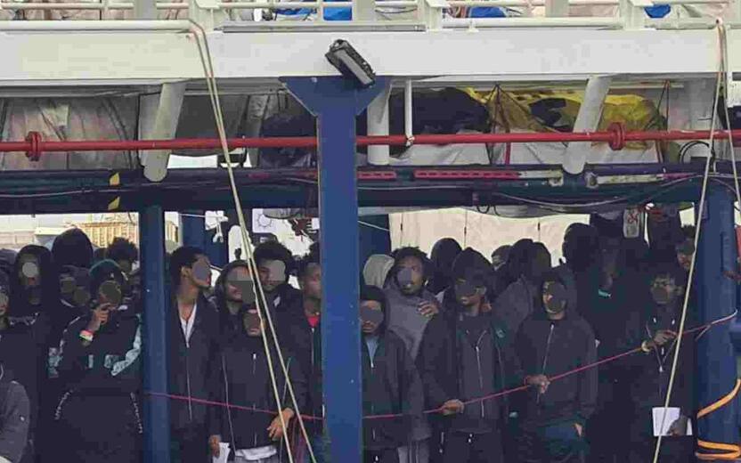 È entrata nel porto di Marina di Carrara (Massa Carrara) la nave 'Sea Watch 5' con a bordo 119 migranti soccorsi dalla ong tedesca al largo delle coste libiche il giorno della vigilia di Natale. Tra loro ci sono 26 minori non accompagnati. Per lo scalo apuano è il nono sbarco avvenuto nel 2023, per un totale, compreso quest'ultimo arrivo, di oltre 1.000 immigrati. Le operazioni di accoglienza e l'organizzazione delle varie procedure successive allo sbarco sono coordinate dalla prefettura di Massa Carrara. Ad attendere lo sbarco lungo la banchina del porto, volontari, il supporto sanitario e le forze dell'ordine, oltre al personale dell'Autorità Portuale e della Capitaneria di Porto. I migranti riceveranno i primi controlli a bordo, per poi essere fatti scendere a piccoli gruppi e accompagnati con i pullman nel vicino complesso fieristico di Imm-CarraraFiere, per le successive procedure di identificazione e controlli medici. Poi i migranti partiranno per le strutture di accoglienza selezionate. ANSA/Comune di Carrara ANSA PROVIDES ACCESS TO THIS HANDOUT PHOTO TO BE USED SOLELY TO ILLUSTRATE NEWS REPORTING OR COMMENTARY ON THE FACTS OR EVENTS DEPICTED IN THIS IMAGE; NO ARCHIVING; NO LICENSING NPK