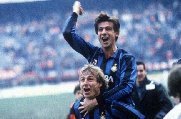 Berti festeggia il gol della vittoria nel derby del 18 novembre 1990.