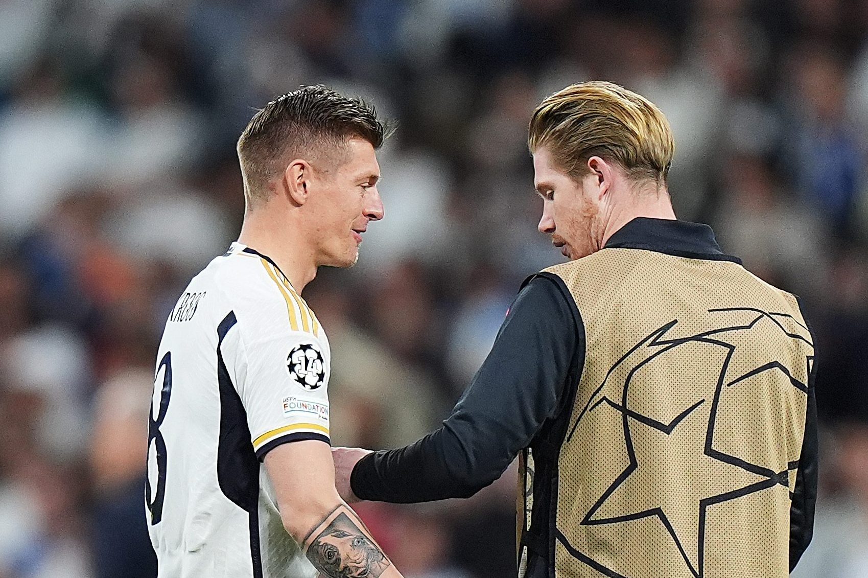 De Bruyne al termine di Real-City parla con Kroos.