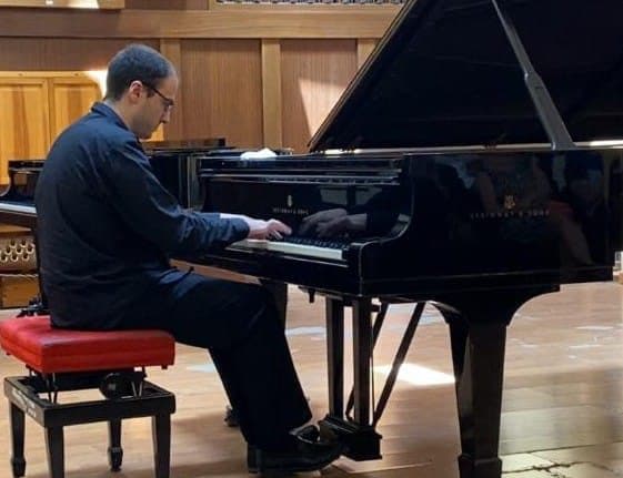 Simone Colucci al pianoforte