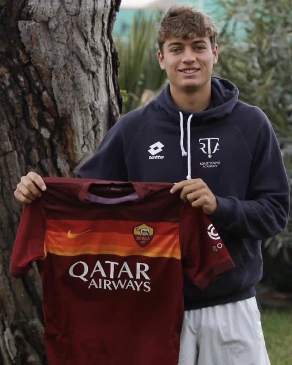 Cobolli con la maglia della Roma.