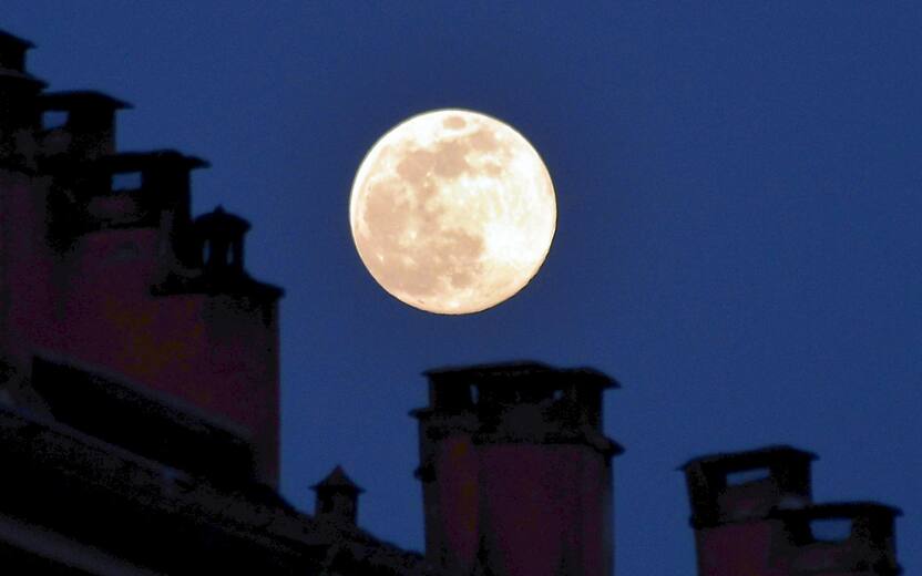 Milano,Luna piena gigante vista da Milano, al tempo del coronavirus (Milano - 2020-04-07, Maurizio Maule) p.s. la foto e' utilizzabile nel rispetto del contesto in cui e' stata scattata, e senza intento diffamatorio del decoro delle persone rappresentate