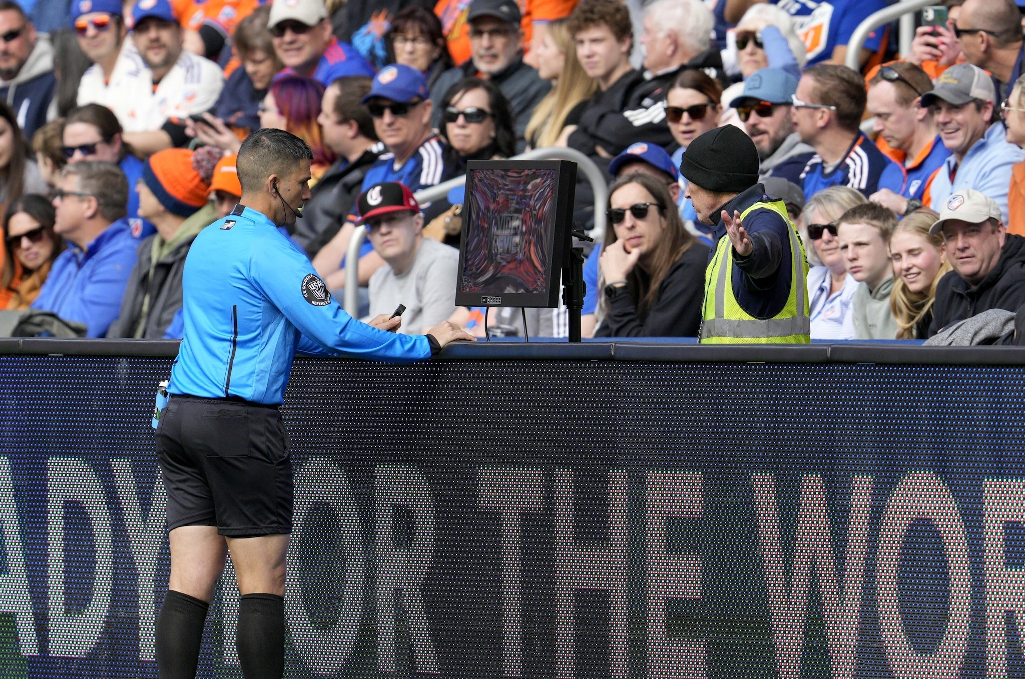 Una on-field review al monitor a bordo campo nella Major League Soccer