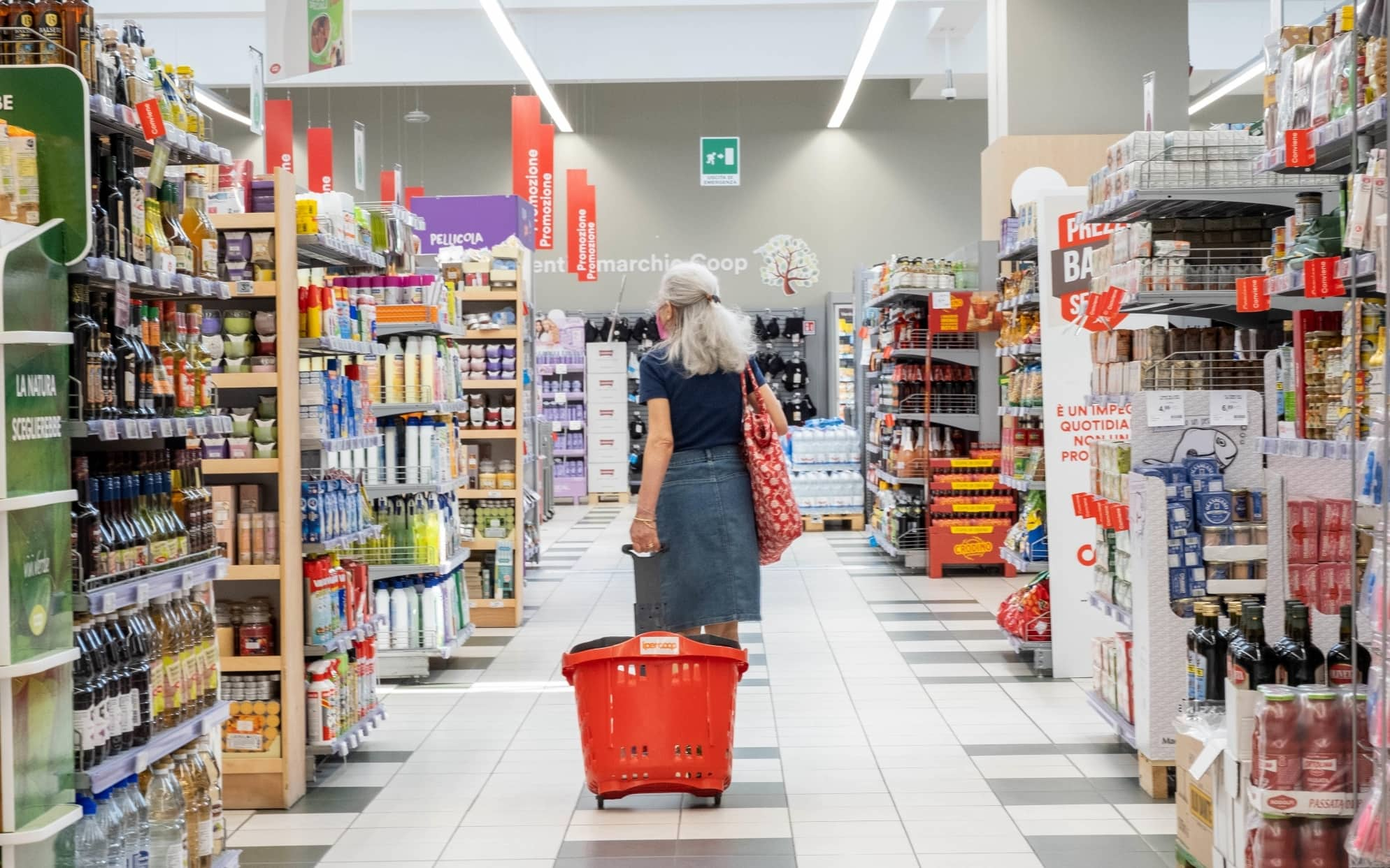 Milano, persone che fanno la spesa al supermercato coop (Milano - 2022-05-19, Massimo Alberico) p.s. la foto e' utilizzabile nel rispetto del contesto in cui e' stata scattata, e senza intento diffamatorio del decoro delle persone rappresentate