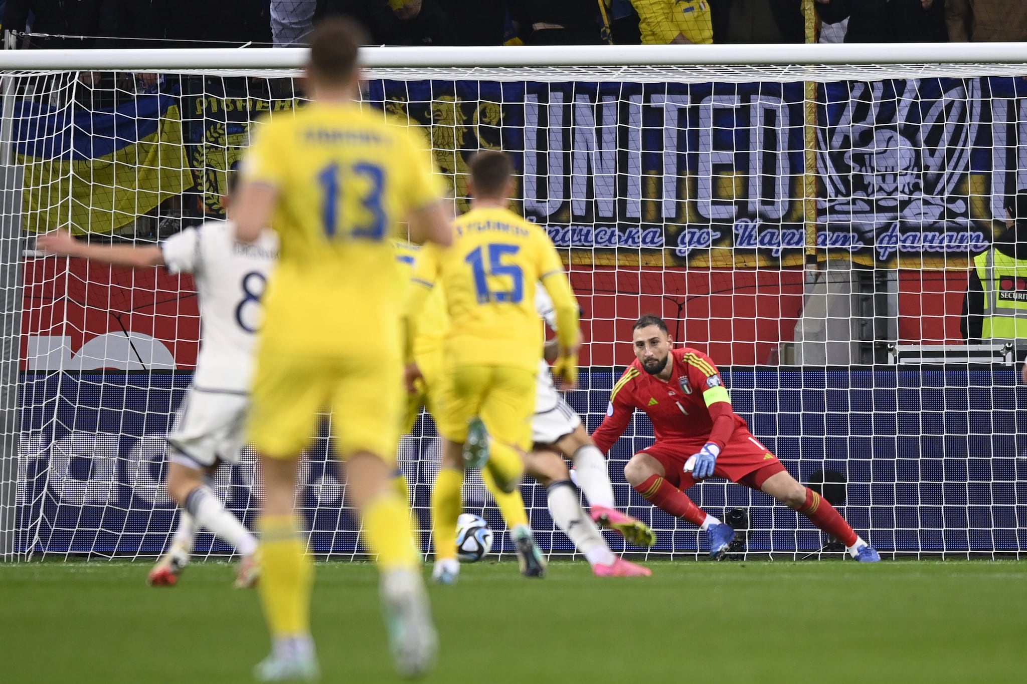 Donnarumma in azione con l'Italia.