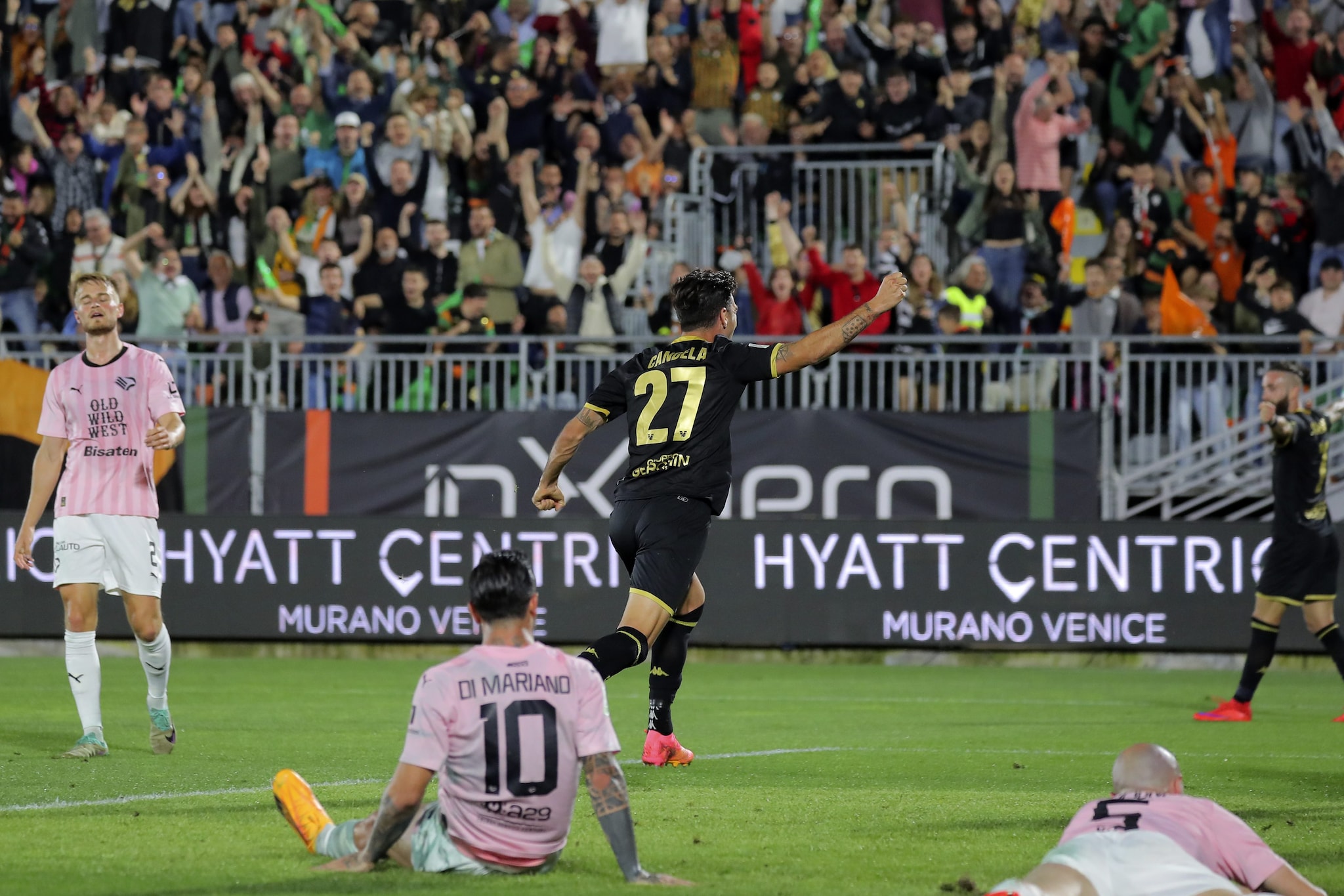 L'esultanza di Candela dopo il gol del raddoppio Venezia.