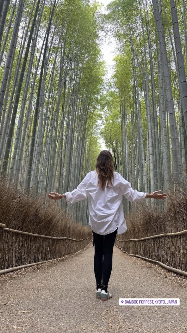 Ilary Blasi nella foresta di bambù