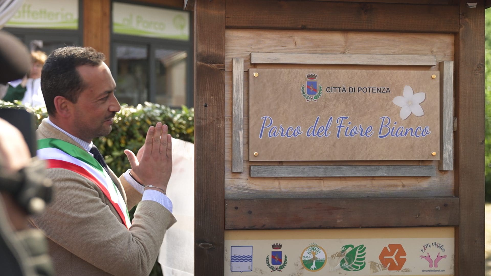 il Sindaco di Potenza Mario Guarente all'inaugurazione del parco "del fiore bianco"