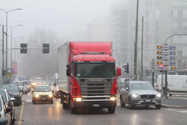 MILANO - NEBBIA - SMOG TRAFFICO AUTOMOBILI E CAMION INQUINAMENTO E POLVERI SOTTILI ALLE STELLE ANCHE IN CENTRO (MILANO - 2020-01-08, SALMOIRAGO FOTOGRAMMA) p.s. la foto e' utilizzabile nel rispetto del contesto in cui e' stata scattata, e senza intento diffamatorio del decoro delle persone rappresentate