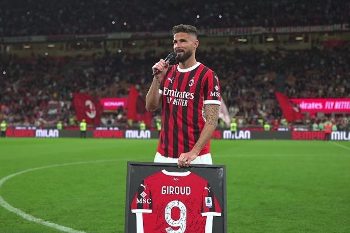 Giroud col microfono saluta il popolo del Milan.