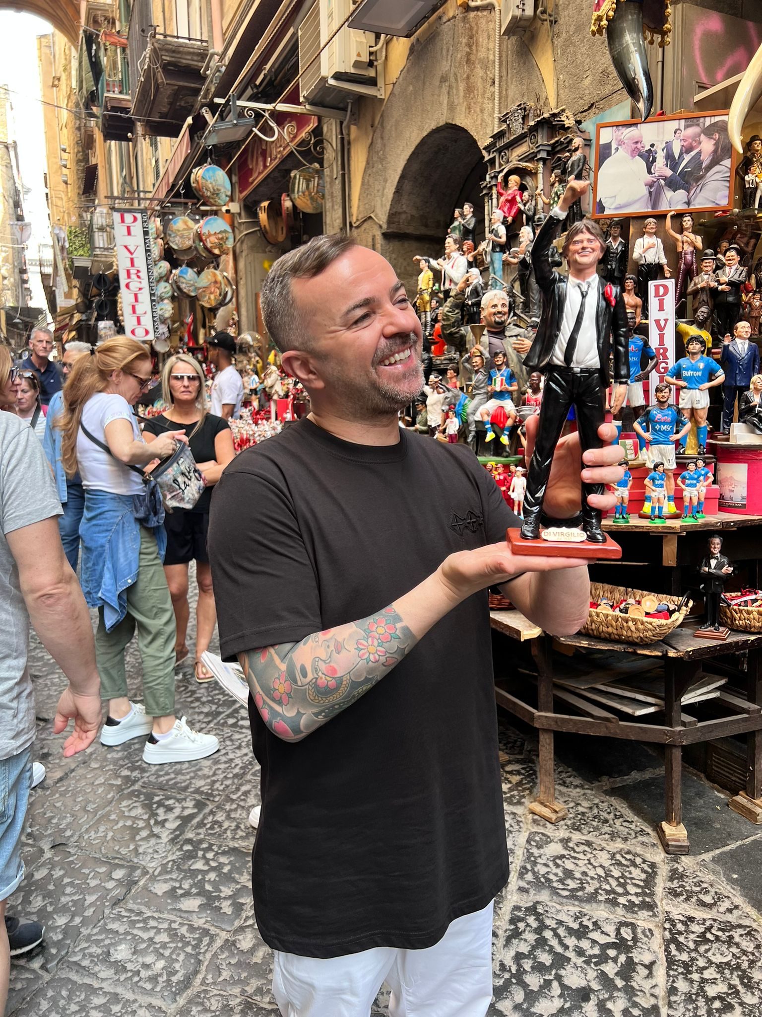 Il maestro Genny Di Virgilio con la statuina di Antonio Conte