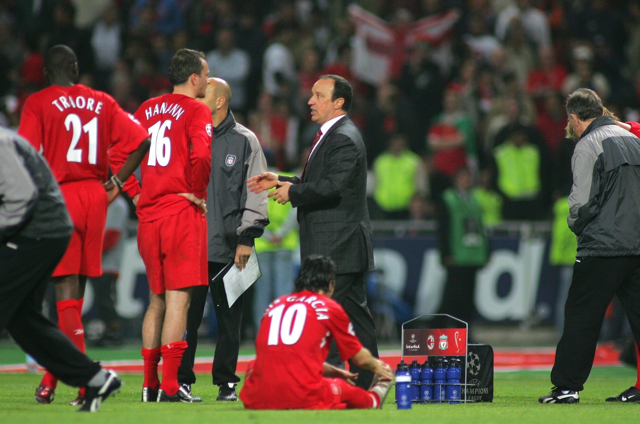 Rafa Benitez a Istanbul nel 2005 prima dei supplementari della finale di Champions tra Milan e Liverpool: Warnock era a casa