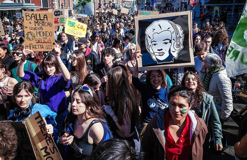 Il corteo di circa un migliaio di attivisti ambientalisti, che hanno aderito alla manifestazione dei Fridays For Future, a Torino, 19 aprile 2024. Si sono ritrovati davanti alla stazione ferroviaria di Porta Nuova per "Protestare contro gli interessi che ostacolano la giustizia climatica e sociale inasprendo o generando instabilità e conflitti", come hanno spiegato. Insieme ai giovani ambientalisti ci sono anche sindacati, collettivi studenteschi, dei centri sociali e pro Palestina. "I Fridays For Future - dicono - scendono in piazza insieme ai movimenti palestinesi per chiedere l'immediato cessate il fuoco nella Striscia di Gaza visto che le lobby fossili continuano a finanziare chi è responsabile di guerre, colonialismo e genocidi". ANSA / Tino Romano /// The procession of about a thousand environmental activists, who joined the Fridays For Future event, in Turin, Italy, April 19, 2024. They gathered in front of the Porta Nuova railway station to "Protest against interests that hinder climate and social justice by exacerbating or generating instability and conflict", as they explained. Together with the young environmentalists there are also unions, student collectives, social centers and pro Palestine. "The Fridays For Future - they say - take to the streets together with Palestinian movements to demand an immediate ceasefire in the Gaza Strip as fossil lobbies continue to finance those responsible for wars, colonialism and genocide". ANSA / Tino Romano