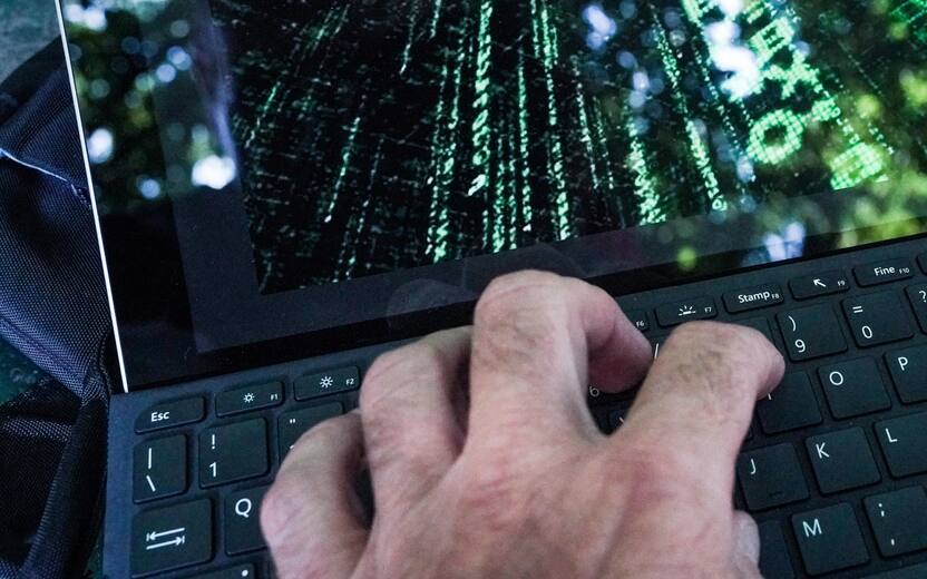 Una ricostruzione di un hacker con il suo computer che tenta di entrare in un sito. Torino 20 luglio 2021 ANSA/TINO ROMANO 