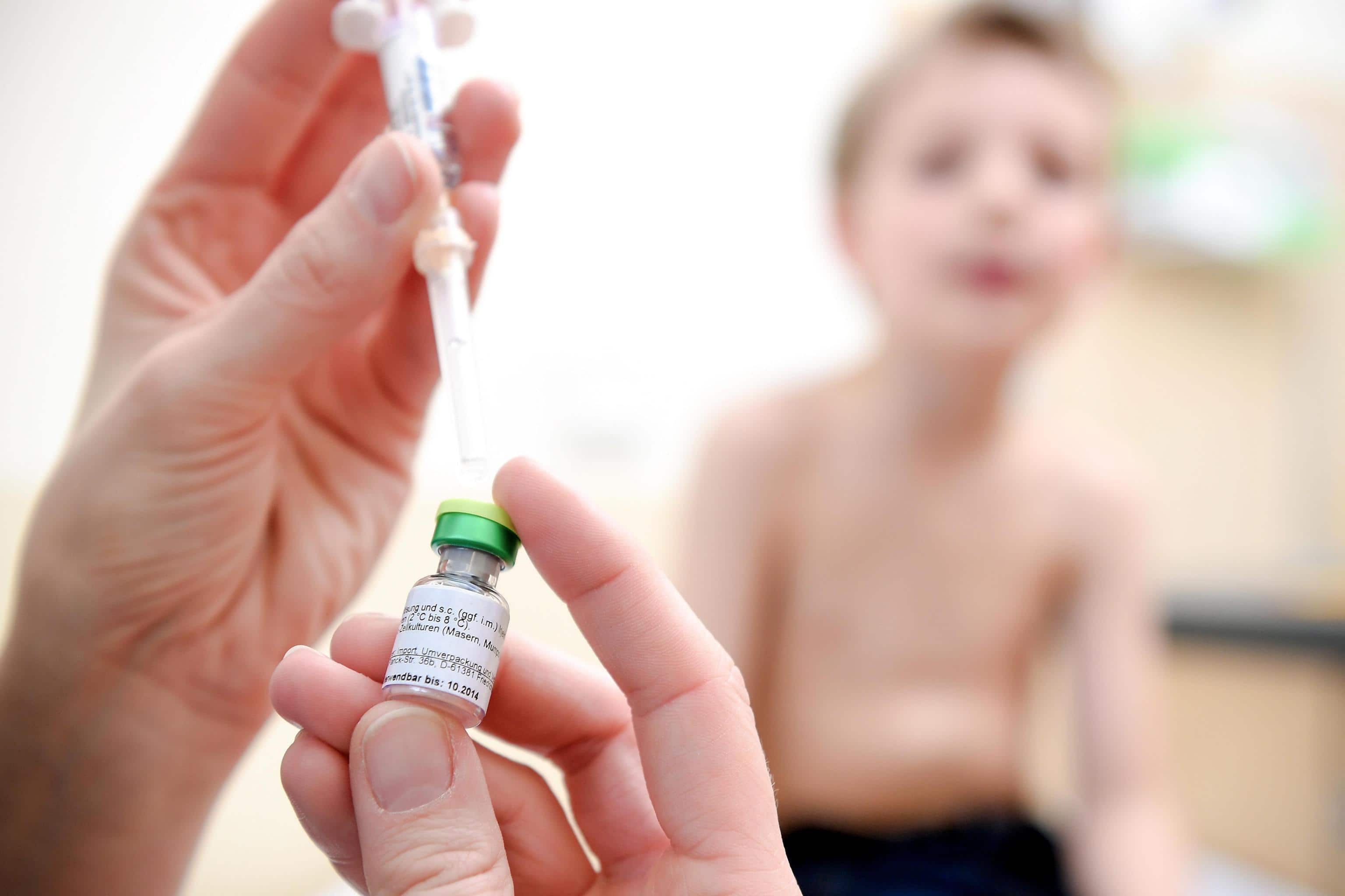 A pediatrician shows a measles vaccine in a hospital in Schwelm, Germany, 17 April 2019. ANSA/SASCHA STEINBACH