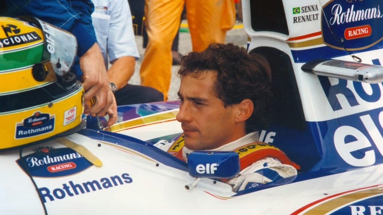 Senna a bordo della sua monoposto.