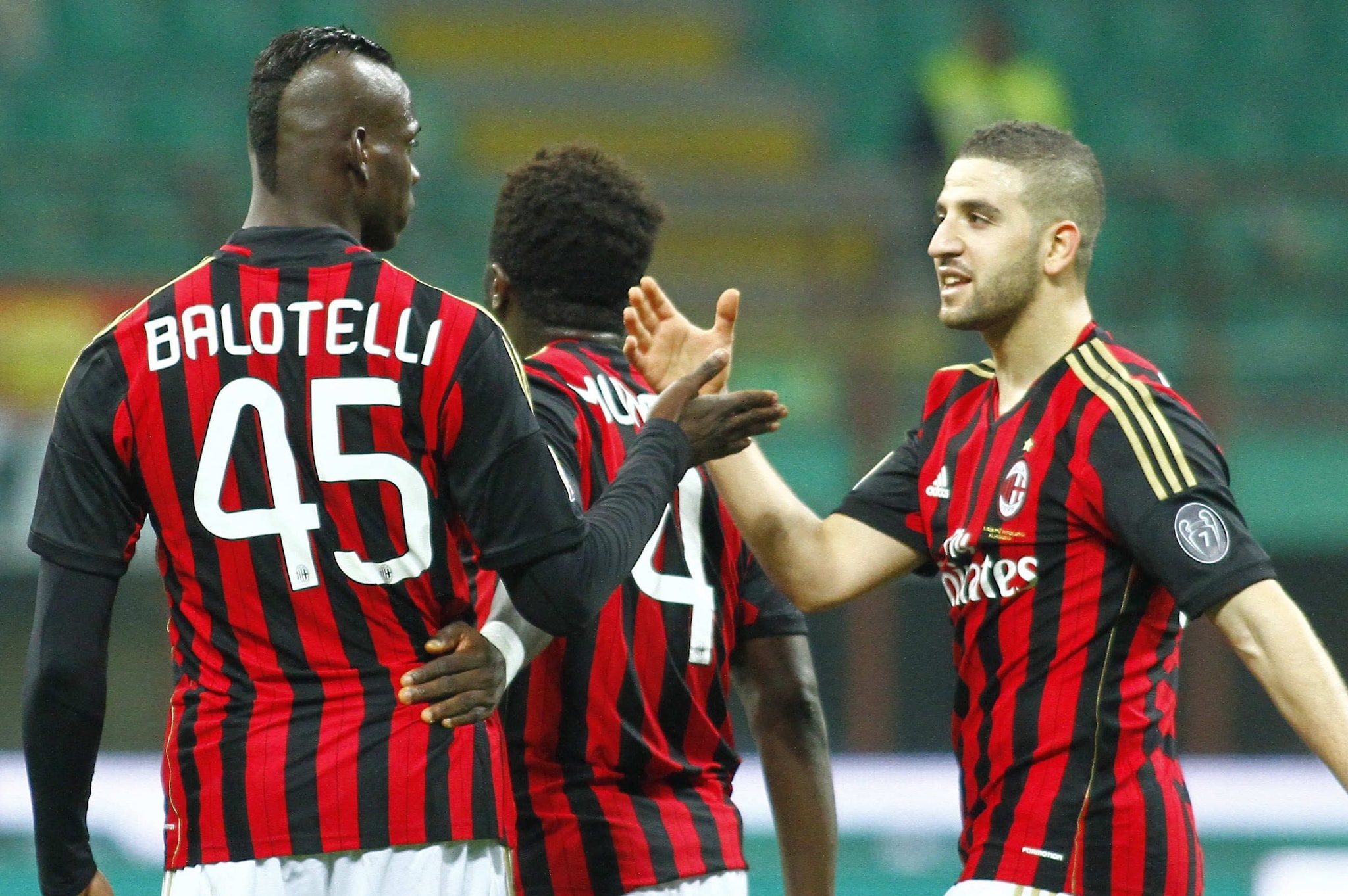 Adel Taarabt con Mario Balotelli al Milan nel febbraio 2014