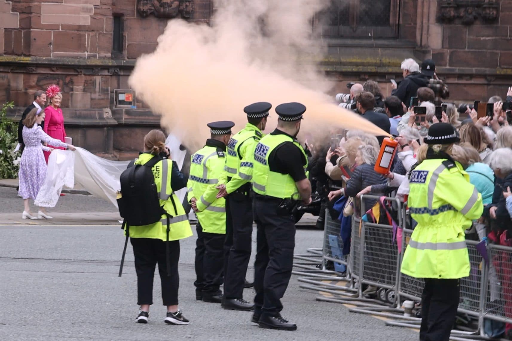 La protesta delle attiviste al matrimonio del Duca e della Duchessa di Westminster