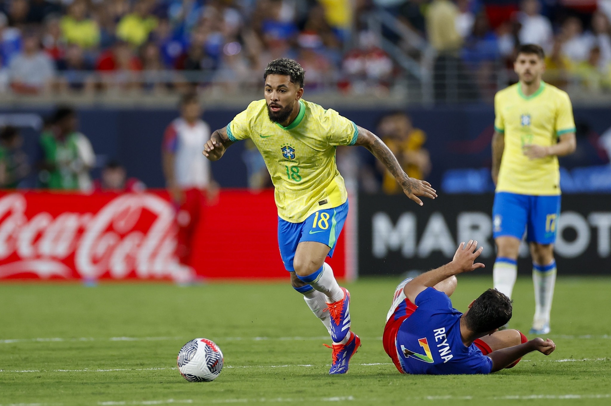 Douglas Luiz in azione con il Brasile.