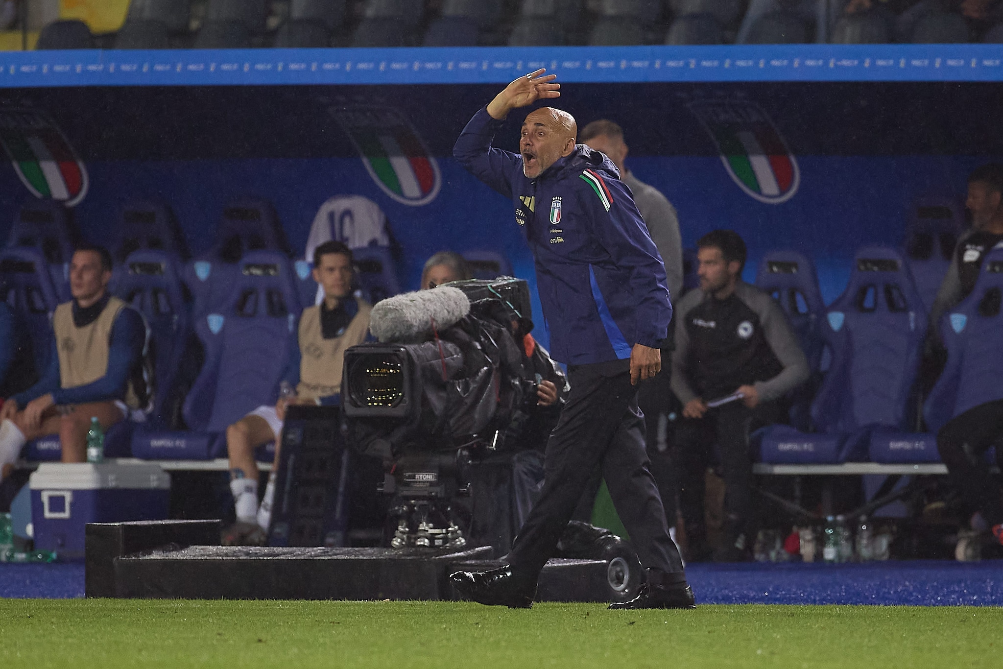 Spalletti in panchina durante Italia-Bosnia.