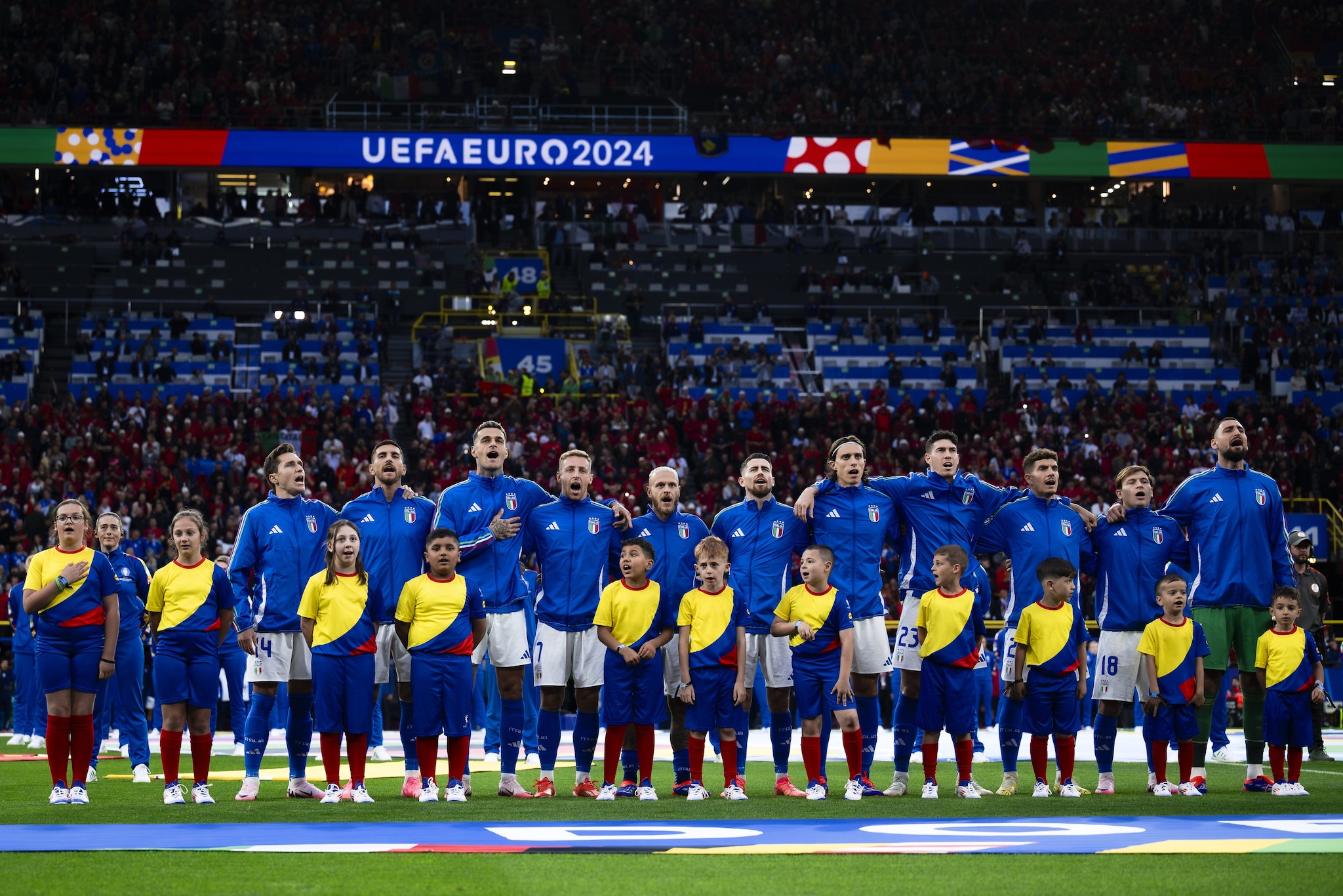 L'Italia schierata in campo durante l'inno contro l'Albania.