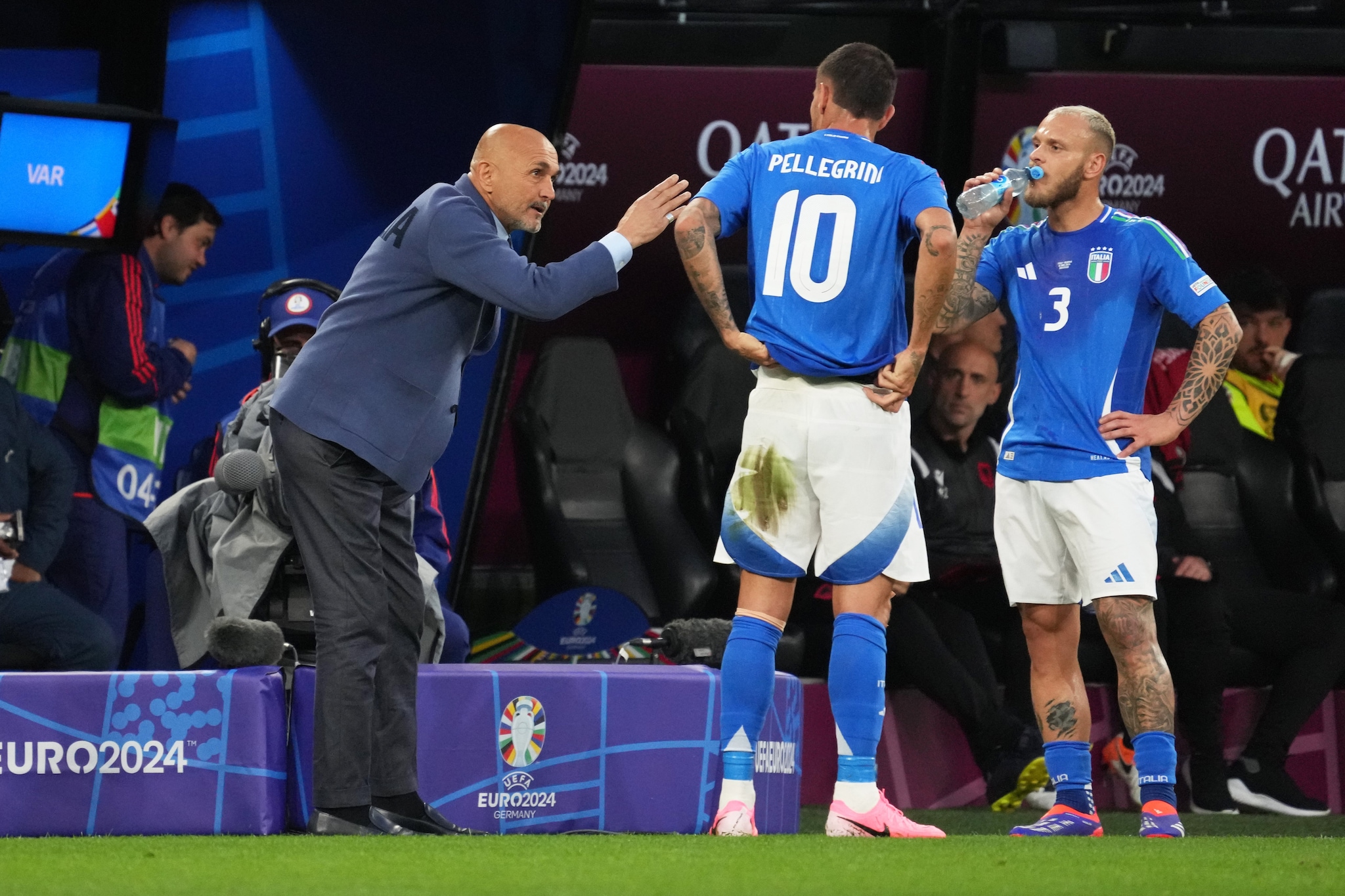 Spalletti dà indicazioni alla squadra.