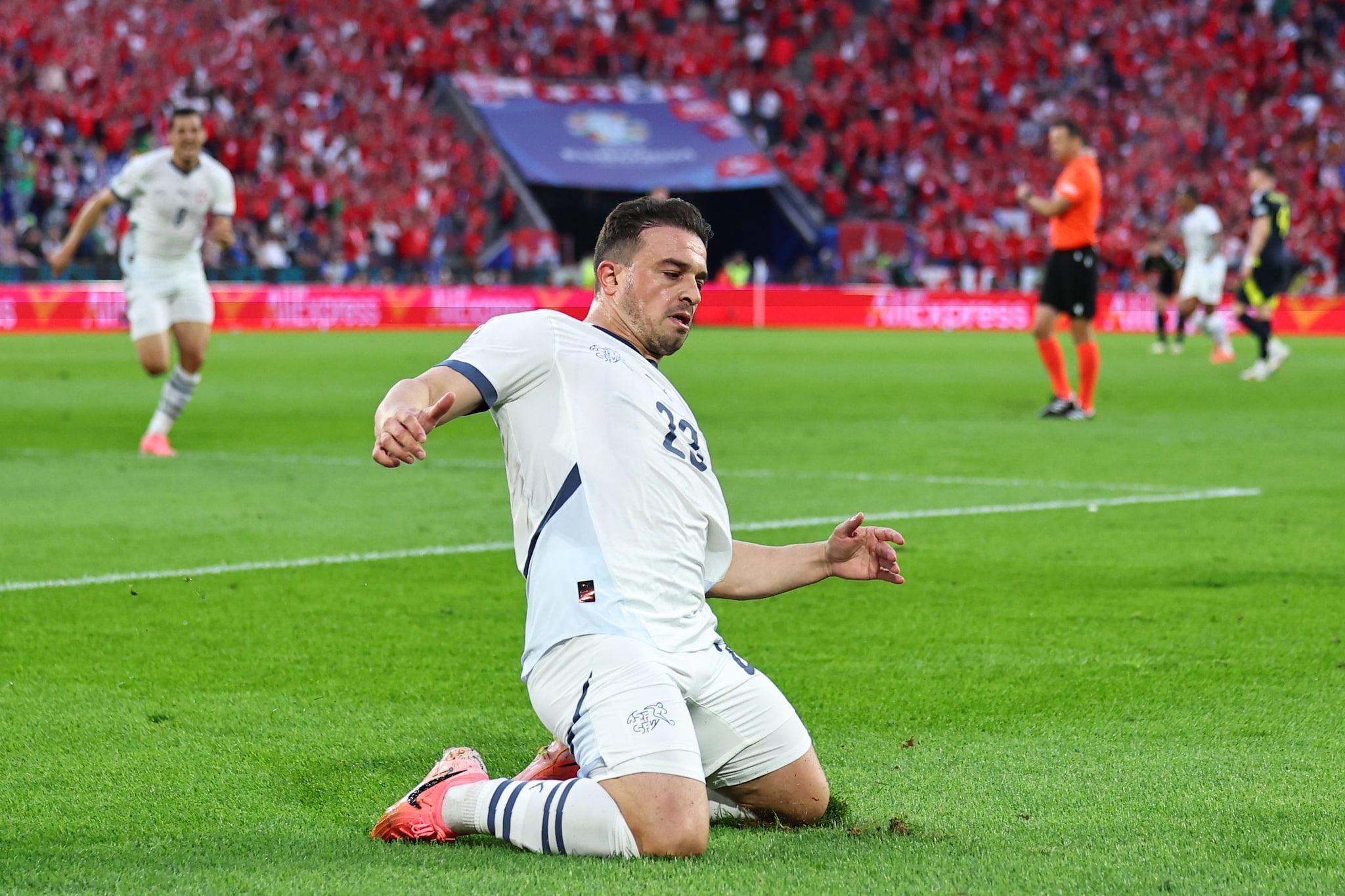 L'esultanza di Shaqiri dopo il gol.