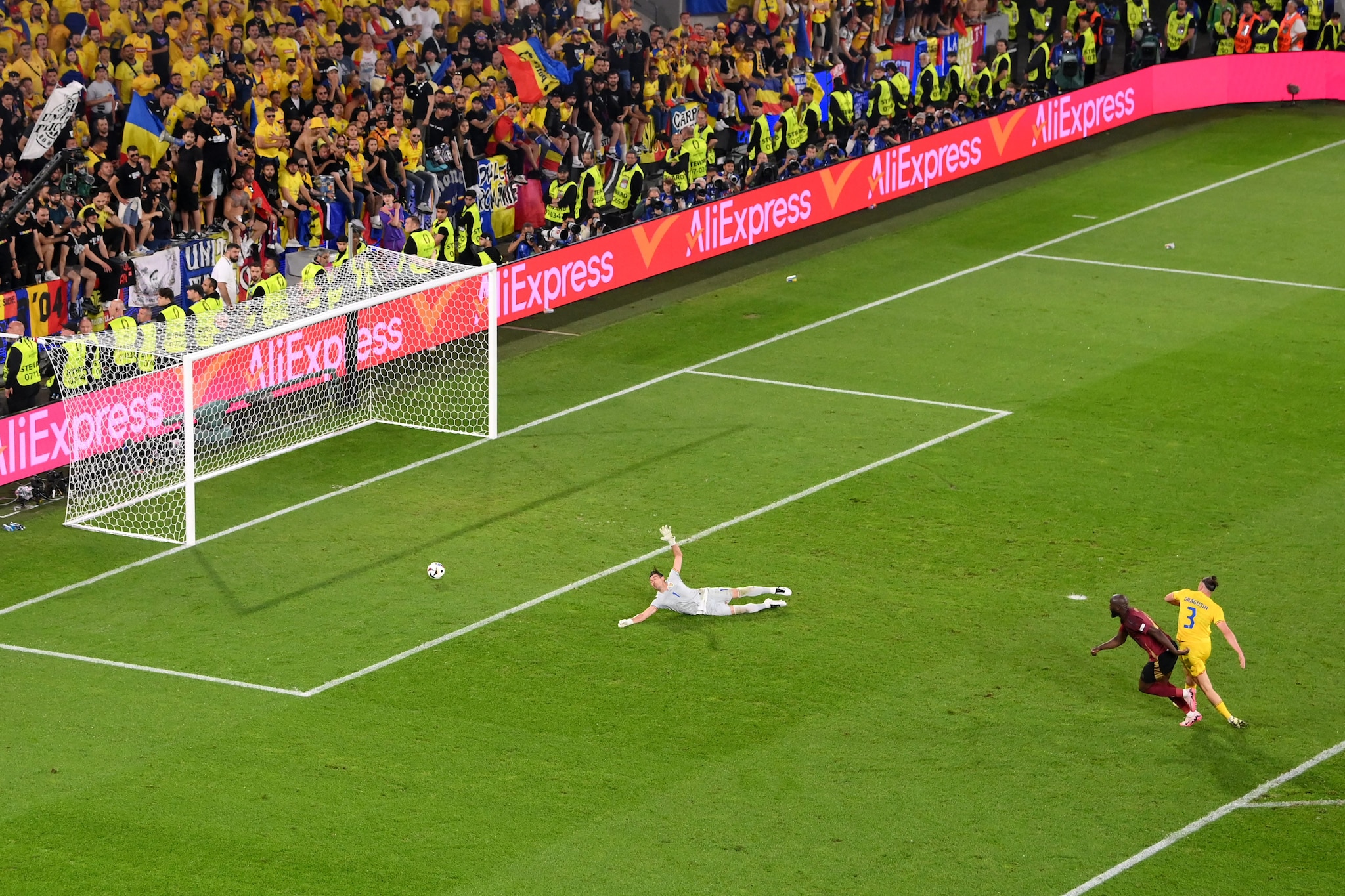 Il momento in cui Lukaku mette a segno il gol poi annullato dall'arbitro.