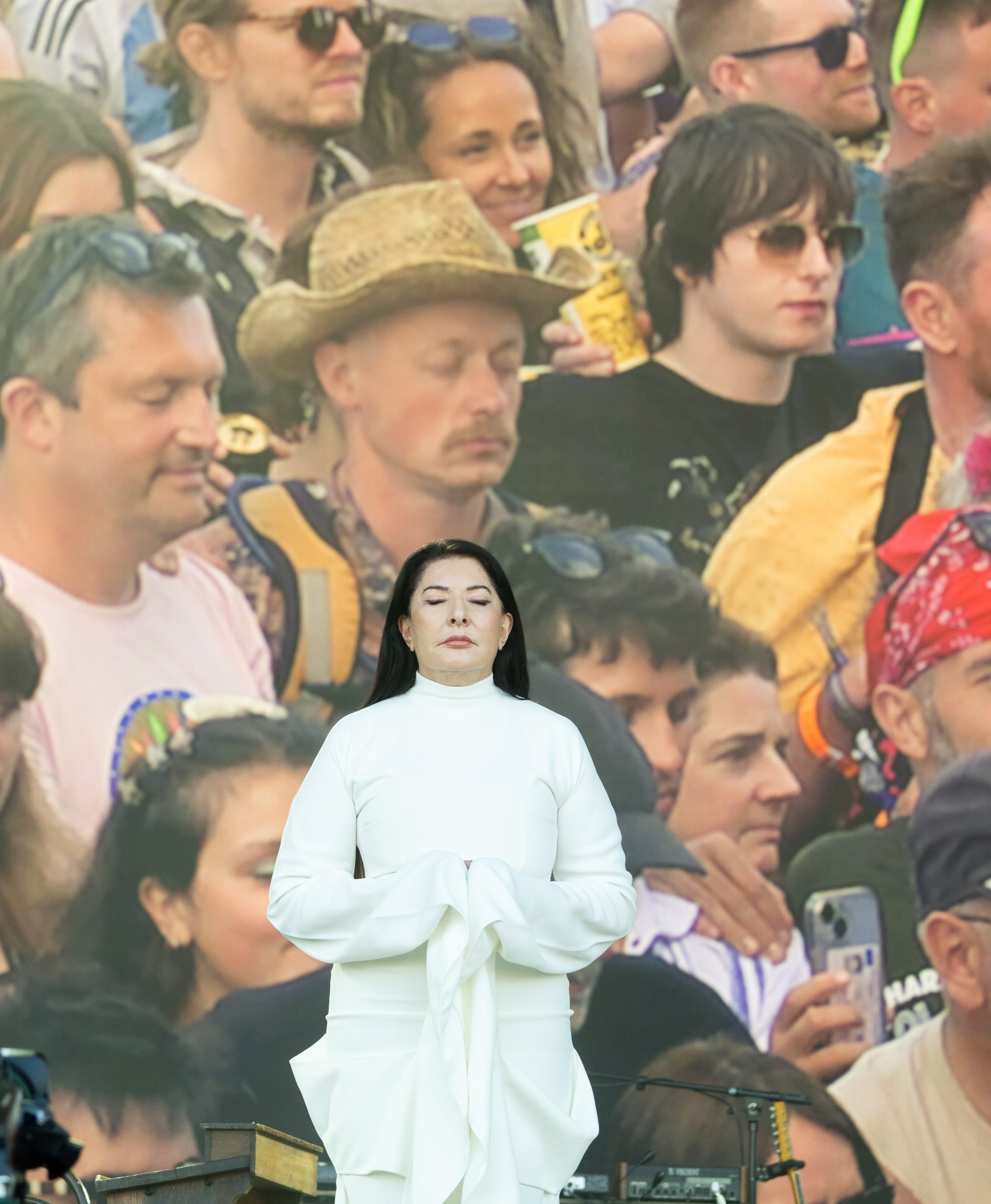 Marina Abramović e la folla di Glastonbury in silenzio