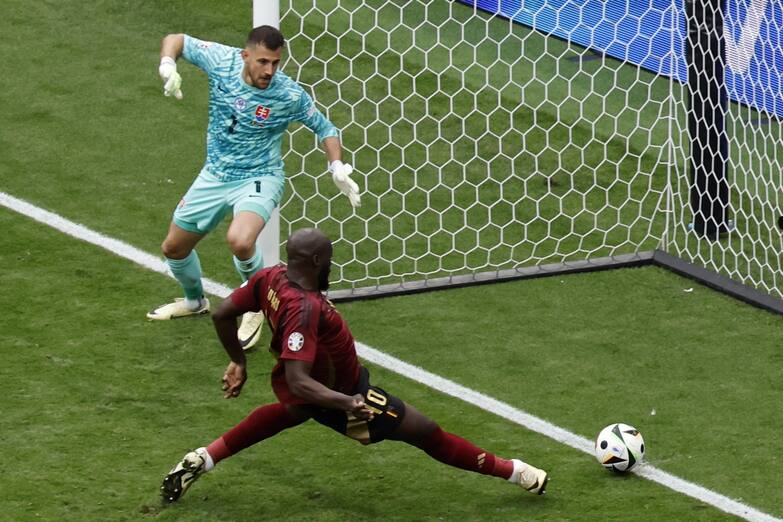 epa11418339 Romelu Lukaku of Beldium (C) scores a goal that was later disallowed by VAR during the UEFA EURO 2024 group E match between Belgium and Slovakia, in Frankfurt Main, Germany, 17 June 2024. EPA/ROBERT GHEMENT