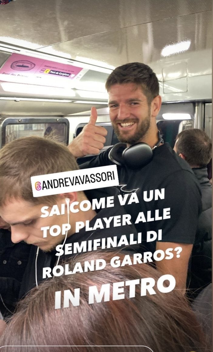 Andrea Vavassori in metropolitana prima di raggiungere la finale di doppio al Roland Garros.