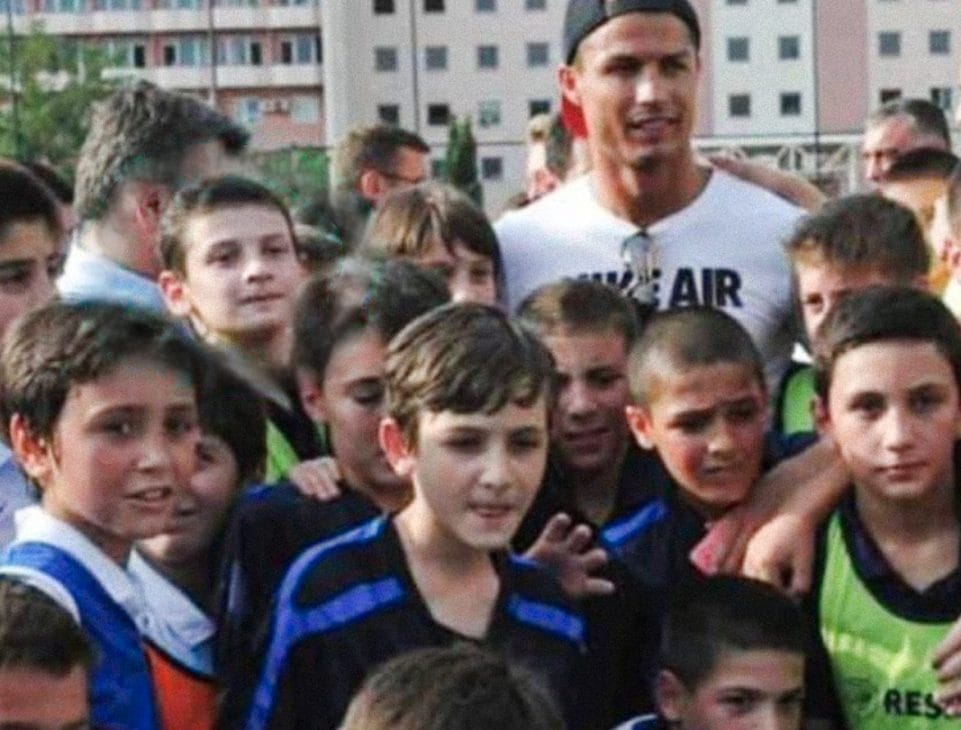 Kvara a sinistra da bambino in una foto con Cristiano Ronaldo nel 2013.