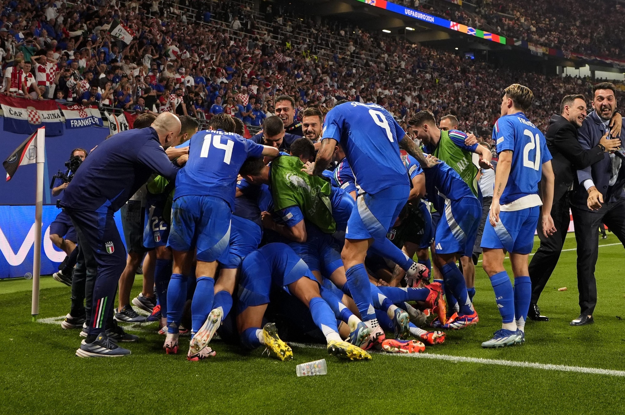 L'esultanza dell'Italia dopo il gol di Zaccagni con la Croazia.